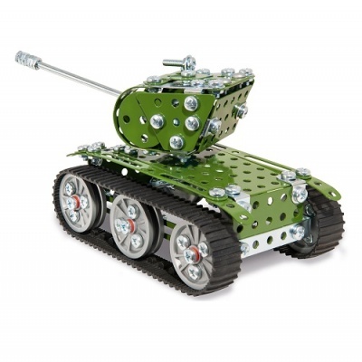 Tanque de brinquedo metálico verde e prateado com rodas e lagartas, num fundo branco.