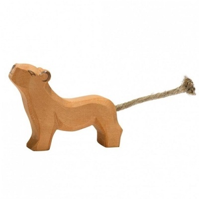 Escultura de leão em madeira com rabo de corda