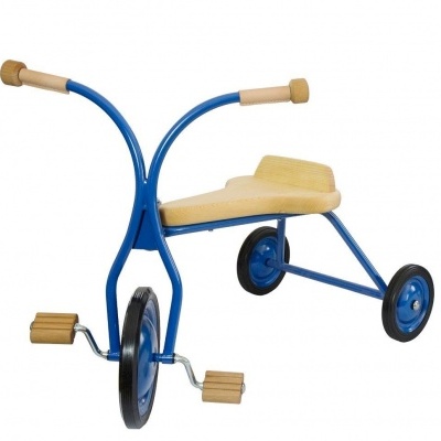 Triciclo infantil de metal azul com assento e manípulos de madeira