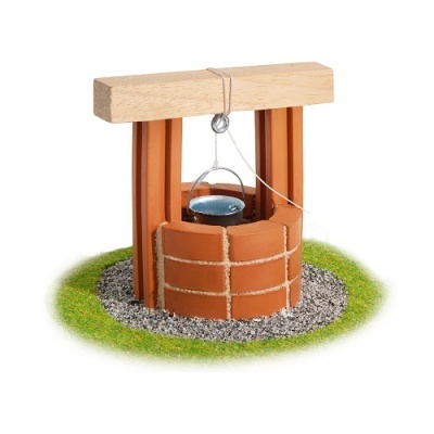 Poço decorativo miniatura com tijolos vermelhos, madeira clara e balde metálico