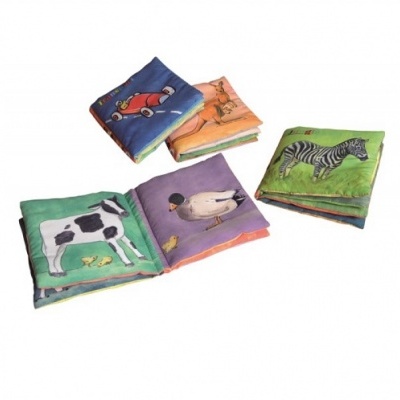 Conjunto de toalhas infantis coloridas com estampas de animais e objetos