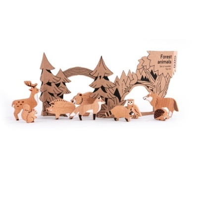 Animais da floresta em madeira com árvores e etiqueta 'Forest animals Set of wooden figures'