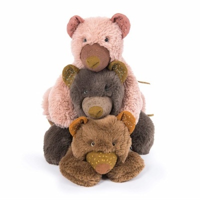 Peluches de ursos empilhados em três cores diferentes