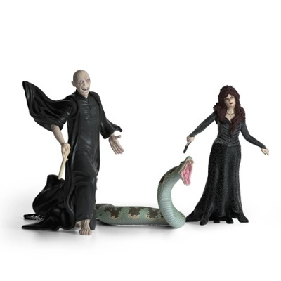 Figuras estáticas de personagens vestidos de preto com serpente cinzenta com boca aberta