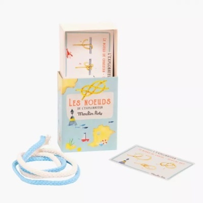 Jogo educativo de nós com cordas azul e branca e caixa ilustrada