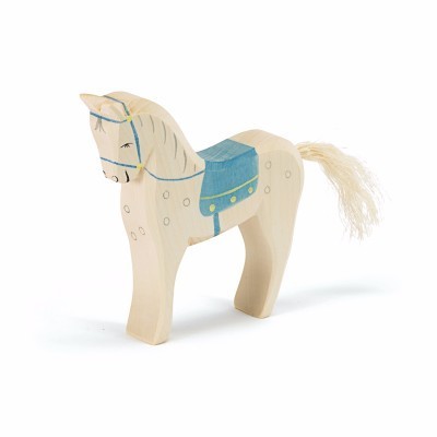 Cavalo de brinquedo de madeira pintado com detalhes em azul e cauda de fibras