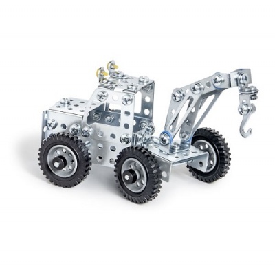 Modelo metálico de guindaste com rodas pretas e estrutura prateada