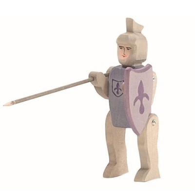 Figura de cavaleiro de madeira com lança e escudo lilás