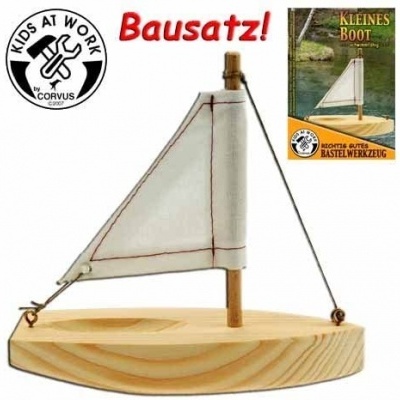 Modelo de barco em madeira clara com vela branca