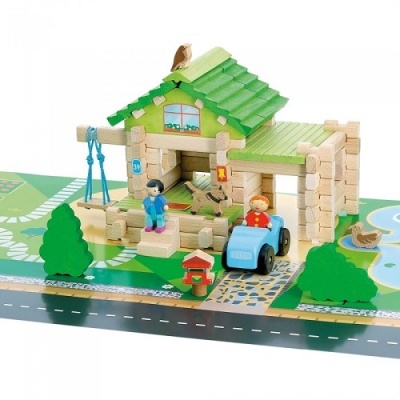 Casinha de madeira infantil com cenário e figuras