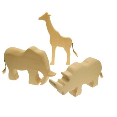 Figuras de madeira de girafa, rinoceronte e elefante com caudas de corda