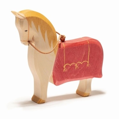 Brinquedo cavalo de madeira pintado com manto vermelho e detalhes em amarelo