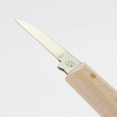 Faca com lâmina curva e cabo em madeira clara