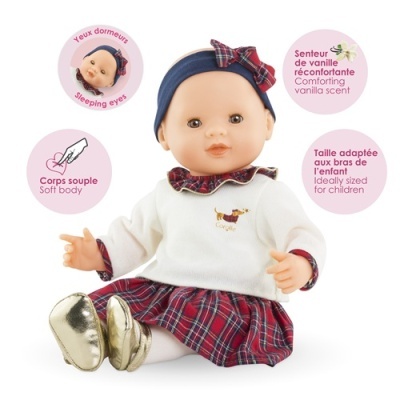 Boneca vestida com roupa xadrez e camiseta branca, com cabelo coberto por fita azul, sapatos dourados