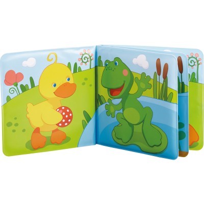 Livro infantil de tecido com patinho amarelo e sapo verde em cenário natural colorido