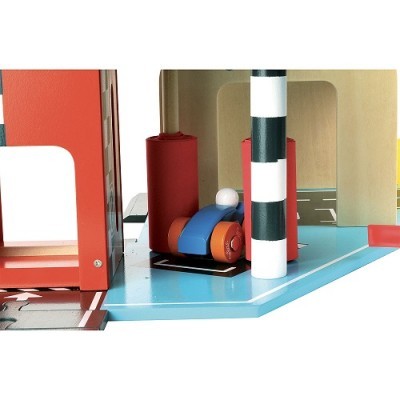 Pista de corrida de brinquedo com carros coloridos e pilar listrado em preto e branco