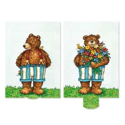Dois painéis com ilustração de um urso castanho com calções às riscas e flores