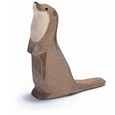 Estatueta de lontra em madeira pintada em tons naturais