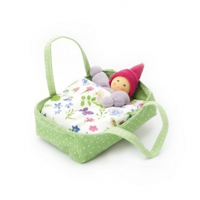 Cama verde com boneco de tecido e manta floral