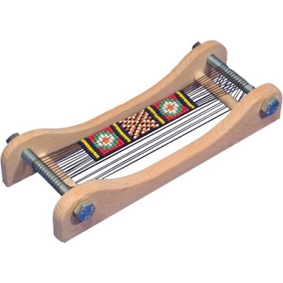 Tear pequeno de madeira clara com padrão colorido bordado e fios pretos