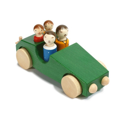 Carro de brincar verde com quatro bonecos de madeira