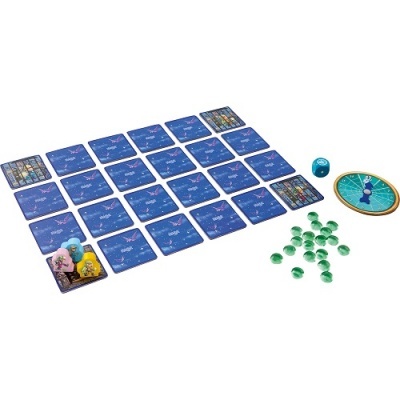 Jogo de tabuleiro com cartas azuis, peças verdes, dado azul e disco giratório colorido