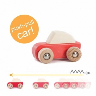 Carro de brinquedo de madeira vermelho com tejadilho bege e rodas móveis