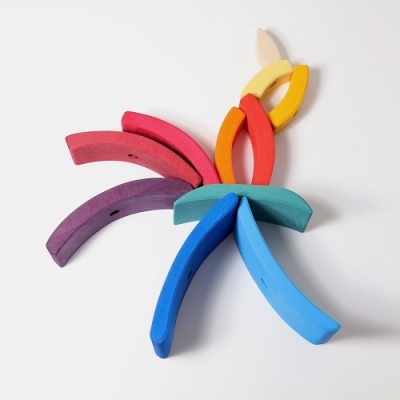 Blocos de madeira coloridos organizados em forma abstrata sobre fundo branco