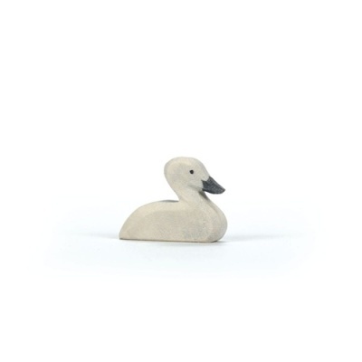 Pequena figura de pato em madeira cinzenta com bico preto sobre fundo branco