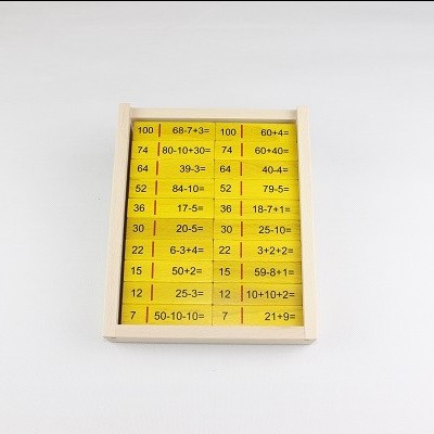 Dominó matemático de madeira com operações e números em amarelo
