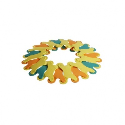 Pulseira colorida de figuras humanas interligadas em círculo