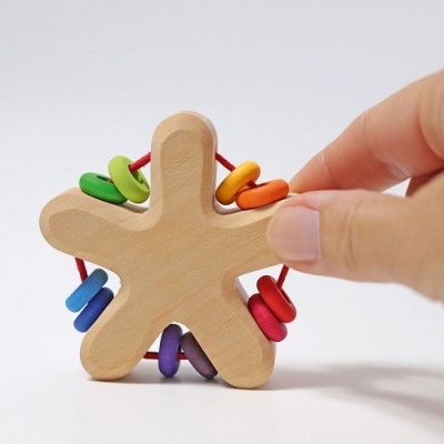 Brinquedo de madeira em forma de estrela com contas coloridas em fios