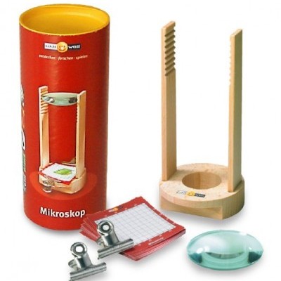 Conjunto microscópio infantil com suporte de madeira, lente verde e acessórios, embalagem vermelha.