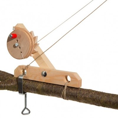 Dispositivo de corte de ramos de madeira com serra e ganchos metálicos fixado a um ramo