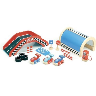 Brinquedo de pista de corrida em madeira com carros, pista e sinais de trânsito