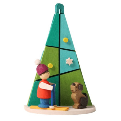 Peça decorativa de madeira com menino a esquiar e cão junto a árvore de Natal