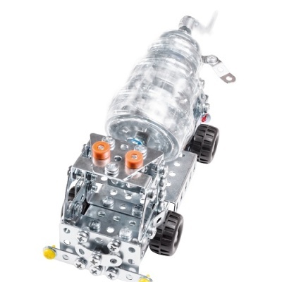 Veículo robótico metálico com rodas e componente transparente