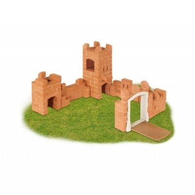 Castelo de brinquedo castanho com torres e portão branco em base verde