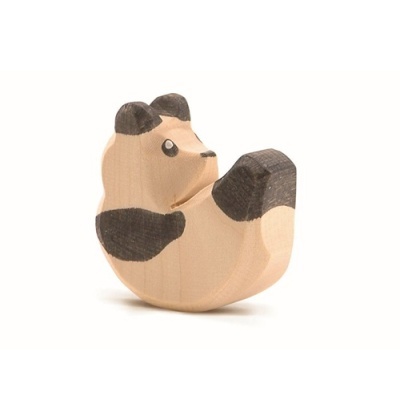 Figura de madeira de um animal pintado em castanho e bege sentado