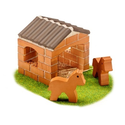 Casa de brincar com dois cavalos de madeira