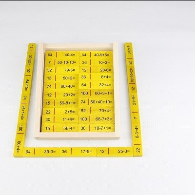 Fita métrica amarela com números em centímetros e polegadas sobre fundo branco