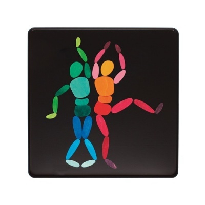 Tabuleiro preto com figuras coloridas de duas pessoas formadas por peças alongadas