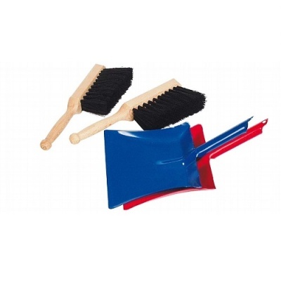 Conjunto de escovas com cabos de madeira e pá de lixo azul e vermelho