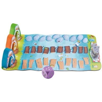 Jogo de tabuleiro infantil colorido com peças de madeira e dado roxo.