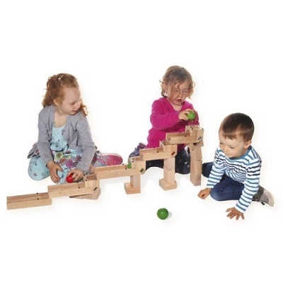 Crianças a brincar com brinquedo de percurso de bolas em madeira