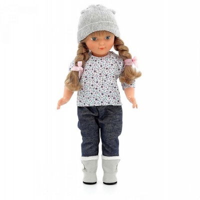 Boneca com roupa floral, calças azuis, botas brancas e gorro cinza