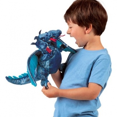 Criança brinca com peluche dragão azul triplo