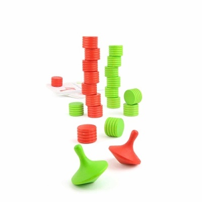 Peças de jogo de tabuleiro vermelhas e verdes com piões e cartas