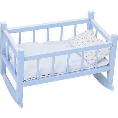 Berço de balanço de madeira azul com colchão e almofada branca com desenho