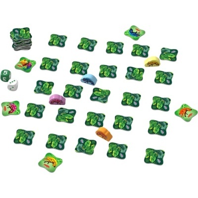 Peças de jogo de tabuleiro verdes com folhas e peças coloridas com imagens de animais e dado branco